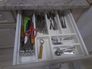 a drawer filled with scissors and other kitchen utensils at Apartment Preißelpöhl in Plauen
