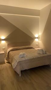 ein Schlafzimmer mit einem Bett mit Handtüchern darauf in der Unterkunft MoMa B&B in Corigliano Calabro