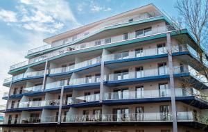 un edificio de apartamentos alto con balcones en Mistral Residence 308, en Balatonföldvár