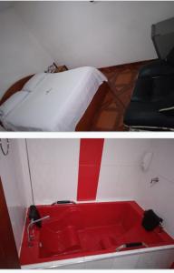 にあるHotel El Cristalのベッドの横に赤いバスタブ付きのバスルーム