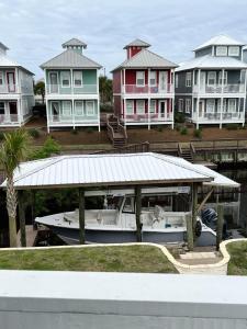 墨西哥比奇The Ricks Carlton by Pristine Properties Vacation Rentals的船停靠在拥有房屋的码头