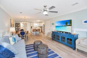 墨西哥比奇The Ricks Carlton by Pristine Properties Vacation Rentals的带沙发和电视的客厅