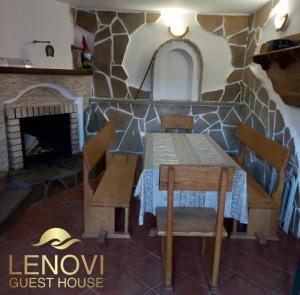 comedor con mesa y chimenea en Къща за гости Ленови, en Elena