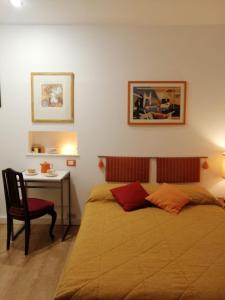- une chambre avec un lit et une table avec une chaise dans l'établissement Rizzi, elegante monolocale in Centro Storico, à Venise