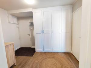 um quarto vazio com armários brancos e um armário em Room Aria em Savonlinna