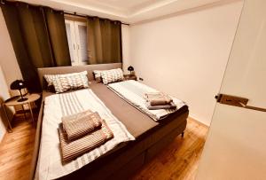 ケルンにあるCologne LUXE Living: Opulent Elegance Unleashedのベッドルーム1室(大型ベッド1台、タオル付)