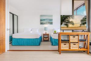 - une chambre avec un lit et une table avec un miroir dans l'établissement Beautiful Renovated Mountain View Condo with Parking!, à Honolulu