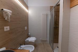 uma casa de banho com um chuveiro, um WC e um lavatório. em Fienilemare casa vacanze em Roseto degli Abruzzi