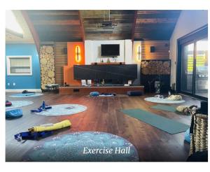 uma sala de estar com vários tapetes de ioga no chão em Contemporary 2 Queens Room Near Horseshoe Fall em Cataratas do Niágara