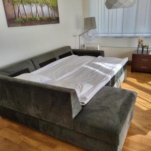 Cama grande en habitación con cama grande sidx sidx sidx sidx en Kastani Home, en Tartu