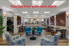 Um restaurante ou outro lugar para comer em Sonesta ES Suites Orlando - Lake Buena Vista
