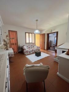 un soggiorno con un divano e un tavolo di Casa Vacanze Il Salice IUN R6393 a Flumini di Quartu Altre 13 foto