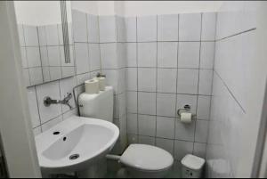 Un baño blanco con inodoro y lavabo. en Evido City Apartment, en Salzburgo 26 fotos más