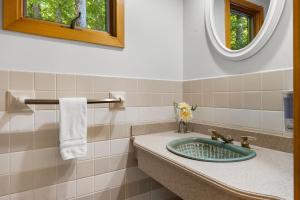 La salle de bains est pourvue d'un lavabo et d'un miroir. dans l'établissement The Tree House in Alexandria VA, Washington DC, à Alexandria