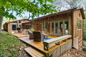 une cabine avec une terrasse en bois et un banc dans l'établissement The Tree House in Alexandria VA, Washington DC, à Alexandria