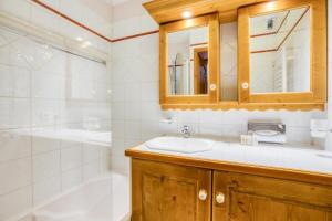 łazienka z umywalką i prysznicem w obiekcie Résidence Les Alpages de Chantel - maeva Home - Appartement 4 Pièces 8 Personnes - Sélection MAE-1649 w mieście Bourg-Saint-Maurice