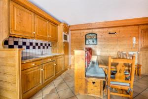 Kuchnia lub aneks kuchenny w obiekcie Résidence Les Alpages de Chantel - maeva Home - Appartement 4 Pièces 8 Personnes - Sélection MAE-1649