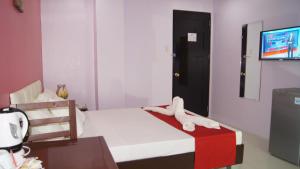 una habitación con una cama con un animal de peluche. en StayLite, en Tagbilaran City