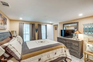 1 dormitorio con cama, TV y tocador en StockYards! Less than 4 minutes-Sleeps 8-Lee House, en Fort Worth