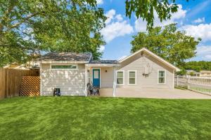 uma casa branca com uma cerca e um quintal em StockYards! Less than 4 minutes-Sleeps 8-Lee House em Fort Worth