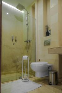 een badkamer met een douche, een toilet en een glazen douche bij TOP APPARTEMENT GUELIZ in Marrakesh