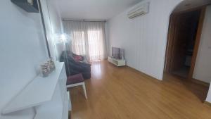 a living room with a couch and a television at Mar & Aventura in Torredembarra