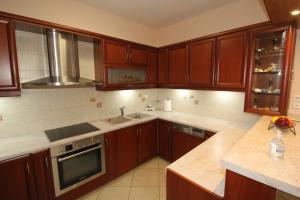 Kuchyň nebo kuchyňský kout v ubytování SPACIOUS COUNTRY APARTMENT