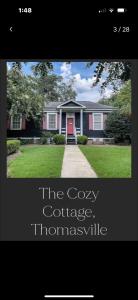 The Cozy Cottage في توماسفيل: منزل به باب احمر وترسومنيا الكوخ الدافئ