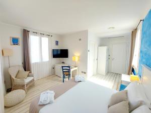 a hotel room with a bed and a tv at Hotel La Villa Del Mare in Cagliari