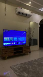 a flat screen tv sitting on a stand in a living room at شقه بصالة انيقة وغرفة نوم . in Al Khobar