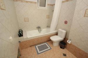Koupelna v ubytování SPACIOUS COUNTRY APARTMENT + 18 fotografií