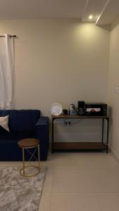 a living room with a blue couch and a table at شقه بصالة انيقة وغرفة نوم . in Al Khobar