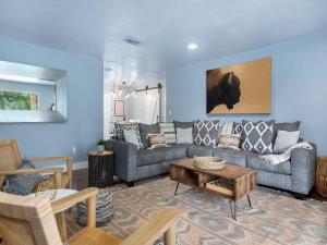 Posezení v ubytování Casa Crabapple Sleeps 13 Private and Hot Tub