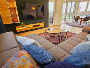 ein Wohnzimmer mit einem Sofa und einem Tisch in der Unterkunft Sonnendeck Schwerin in Schwerin