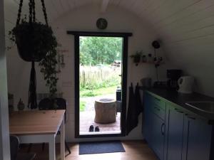 una cocina con una puerta que conduce a un patio en Ite, sliepe en geniete, en Slappeterp