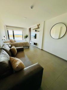 烏斯懷亞的住宿－ManuFel Rentals，带沙发和镜子的大客厅