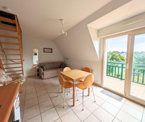 cocina y sala de estar con mesa y sillas en Plage à 300m - Appartement 4 personnes - Parking privé en Pornichet