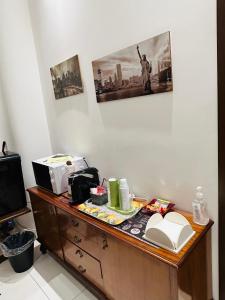 einen Schreibtisch mit einer Mikrowelle darüber in der Unterkunft THE HOUSE FIERA di ROMA in Ponte Galeria