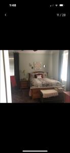 een slaapkamer met een bed en 2 ramen bij The Cozy Cottage in Thomasville