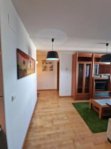 Mioño的住宿－Castro Urdiales Mioño，客厅拥有白色的墙壁和木地板。