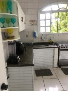 A cozinha ou cozinha compacta de Onça da Praia Hostel