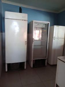 uma cozinha com 2 frigoríficos brancos num quarto em Chácara do Lele em Ribeirão Preto
