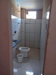 uma casa de banho com um WC e um lavatório em Chácara do Lele em Ribeirão Preto