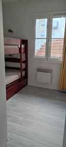 a room with two bunk beds and two windows at Les maisons de Port Guillaume - maeva Home - Maison 3 Pièces 6 Personnes Sélection MAE-2279 in Dives-sur-Mer +15 photos