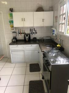 A cozinha ou cozinha compacta de Onça da Praia Hostel