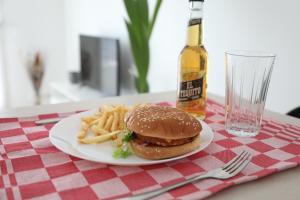 une assiette avec un hamburger et des frites sur une table dans l'établissement La Suite Est-Versaillais, à Saint-Cyr-lʼÉcole