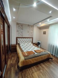 um quarto com uma cama grande num quarto em Уютные апартаменты в центре em Tashkent