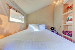 1 dormitorio con 1 cama grande en una tienda de campaña en 12 Fires Luxury Glamping with AC #2, en Johnson City
