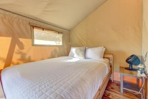 1 dormitorio con 1 cama en una tienda de campaña en Tent#2-Unique Glamping near Johnson City, Texas, en Johnson City