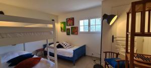 Двухъярусная кровать или двухъярусные кровати в номере La Villa Bellevue Anduze